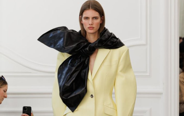 هذا الخريف، استثمري في معطف بلون لا يتوقعه أحد